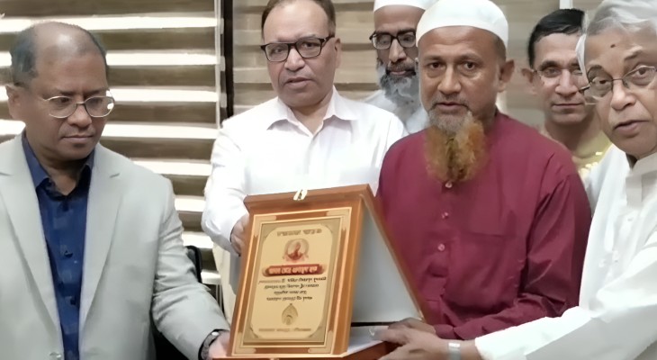 কলার মোচা দেখিয়ে দুর্ঘটনা থেকে ট্রেন রক্ষা, সেই কৃষককে রেলওয়ের সংবর্ধনা